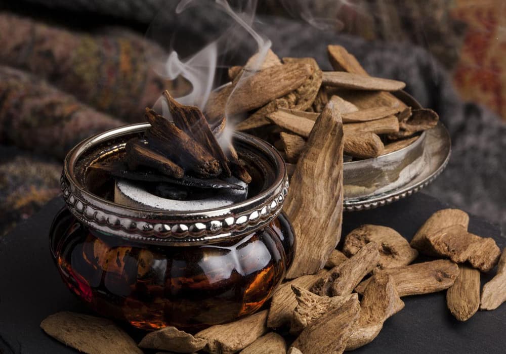 Sử dụng trầm hương trong nhà không chỉ mang lại bầu không khí dễ chịu mà còn có thể tẩy uế tà khí.