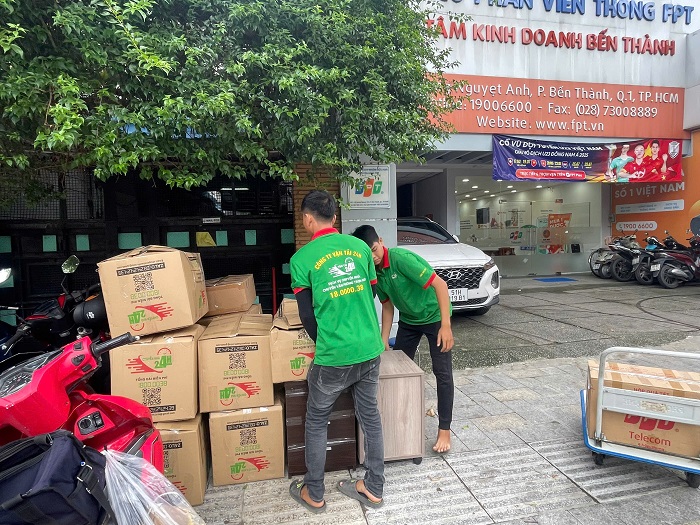 Chuyển Nhà 24H đang vận chuyển 1 văn phòng tại quận 1