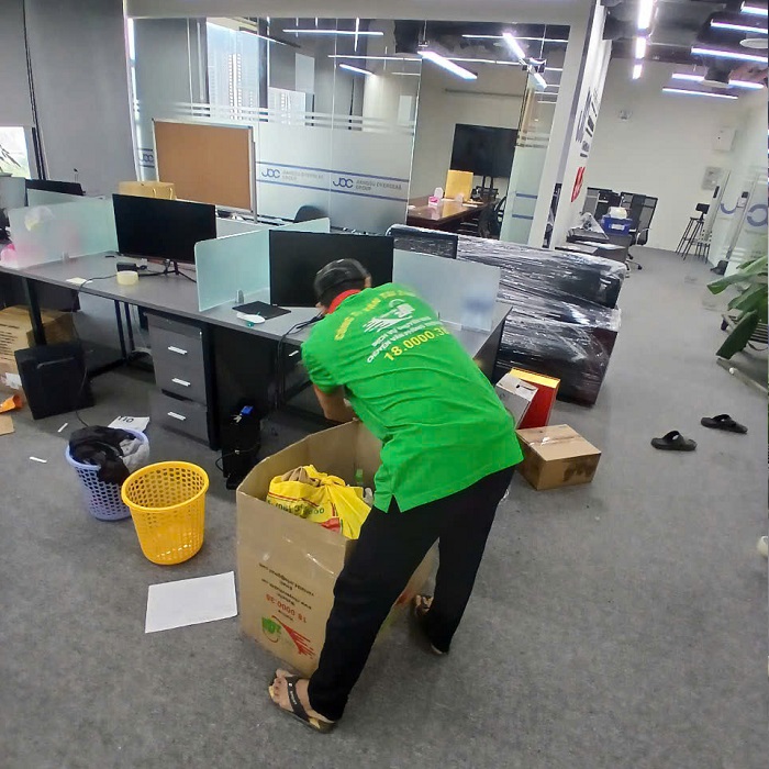 Nhân viên Chuyển Nhà 24H đang đóng gói đồ đạc 1 cách cẩn thận